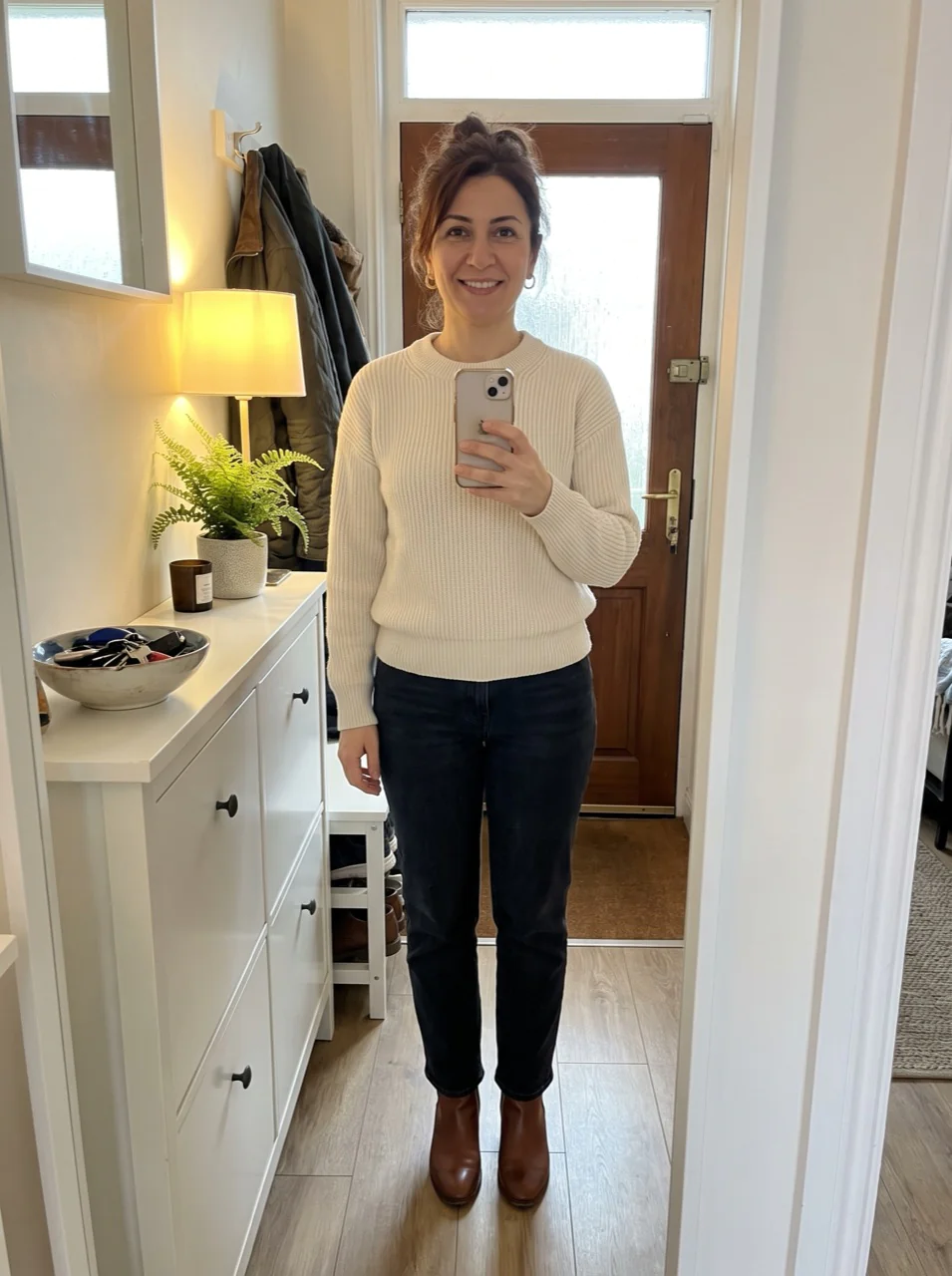 Zeynep'in antre aynasında selfie'si, krem kazakla