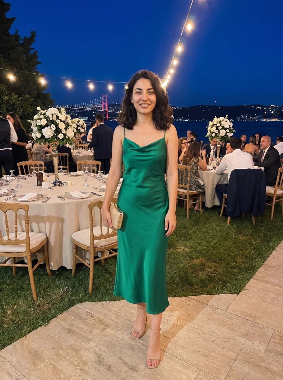 Düğün sahnesi: Boğaz kıyısında akşam düğünü